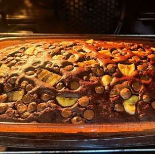 Bolo de banana com chocolate que fica bem fofinho e cremoso e vai perfumar a sua casa
