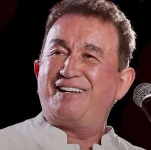 Palco de Amado Batista cede durante show no Bahia. Veja