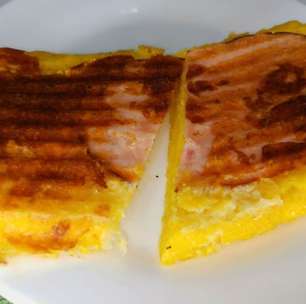Cuscuz de sanduicheira feito com poucos ingredientes, praticidade, rapidez e muito sabor