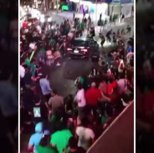 Motorista atropela multidão que comemorava vitória do México e deixa 17 feridos