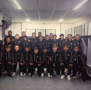Sub-13 do Corinthians recebe enxovais de viagem de 2026/27 para disputa de torneio internacional