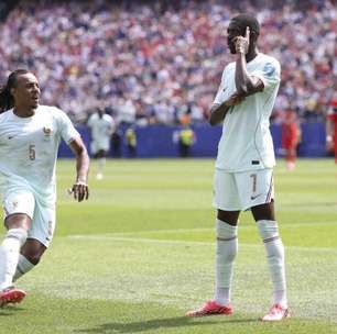 "Temos que seguir assim", diz Dembélé após hat-trick e goleada da França
