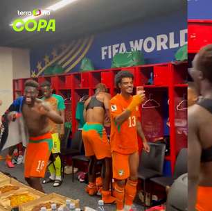 Jogadores da Costa do Marfim fazem festa no vestiário após classificação inédita ao mata-mata
