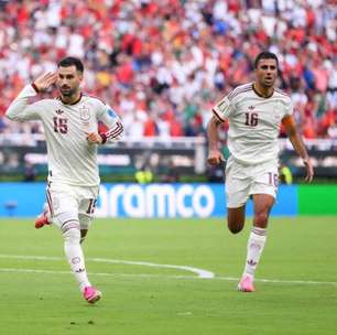 Espanha vence, garante o 1º lugar e elimina o Uruguai em crise