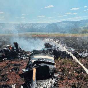 Avião de pequeno porte cai em área rural em Goiás; piloto de 74 anos sobrevive