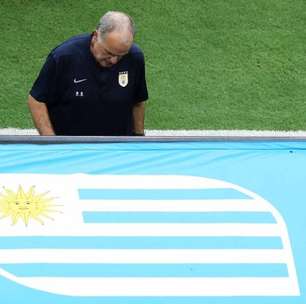 Bielsa chega sozinho ao Uruguai após eliminação na Copa; veja vídeo