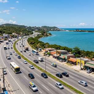 A Rodovia Amaral Peixoto, no Rio de Janeiro, percorre 180 km de litoral entre Niterói e Macaé e é o único acesso terrestre a dezenas de praias e lagoas da Região dos Lagos