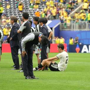 Técnico do Japão faz reverência a jogadores e torcedores se desculpando após eliminação para o Brasil