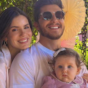 Camila Queiroz prova ar fashion do look minimalista no aniversário de 33 anos
