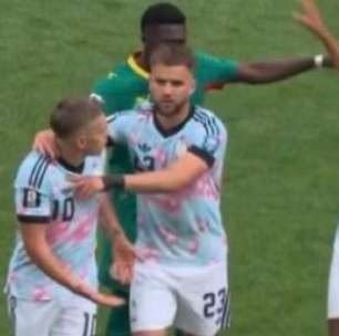 Jogadores da Bélgica discutem em jogo de mata-mata da Copa do Mundo