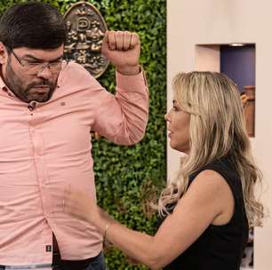 Padre leva choque ao vivo ao cumprimentar apresentadora: "Estamos elétricos"