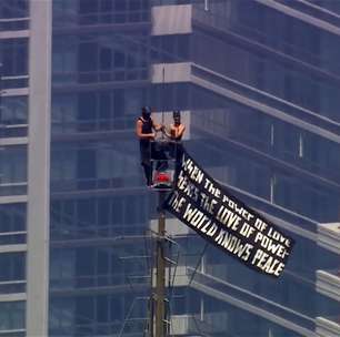Veja o momento em que policial sobe no Empire State Building para deter casal que escalou até o topo