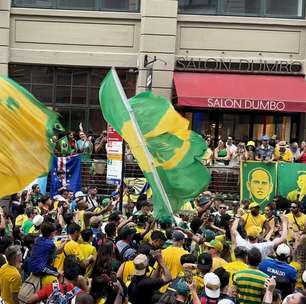 Com bandeirão de Pelé, torcida brasileira invade ponto turístico de Nova York