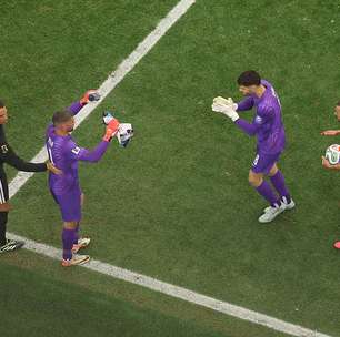 Goleiro da Austrália entra para pegar pênalti, acerta só um canto e não defende nenhum
