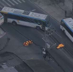 Traficantes usam ônibus e barricadas com fogo contra operação da PM na Cidade de Deus, no Rio