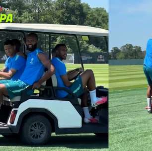 Jogadores se aglomeram e pegam carona em carrinho de golfe em treino da Seleção