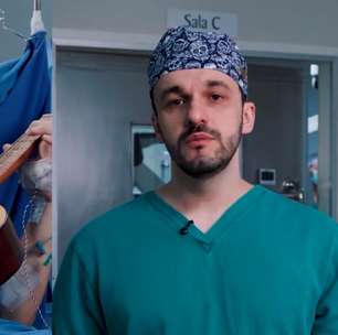 Cantor toca violão durante cirurgia para retirar tumor no cérebro: 'Não consigo lembrar'