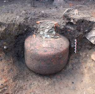 Arqueólogos na França desenterraram um jarro cheio de dezenas de milhares de moedas romanas que datam de 1.800 anos atrás