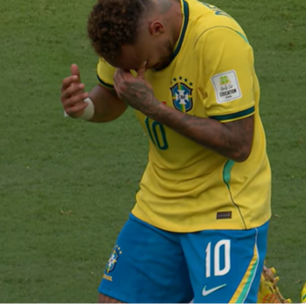 Neymar chora após derrota do Brasil na Copa