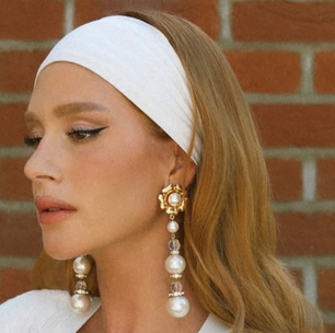 Marina Ruy Barbosa prova elegância do look todo branco com vestido de R$ 3,9 mil para Wimbledon