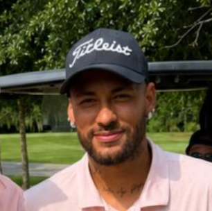 Sorridente, Neymar é tietado em campo de golfe nos EUA após derrota do Brasil na Copa