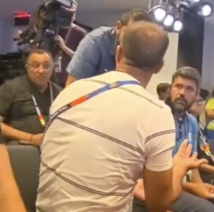 Repórter da TV Globo discute com colega e interrompe coletiva de craque do Marrocos; assista