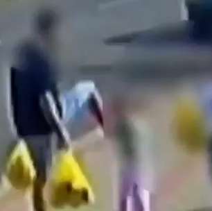 Pai flagrado chutando filha na rua disse à polícia que agressão foi motivada por choro da criança