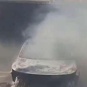 Carro elétrico pega fogo e fica completamente destruído em frente à concessionária em Botafogo