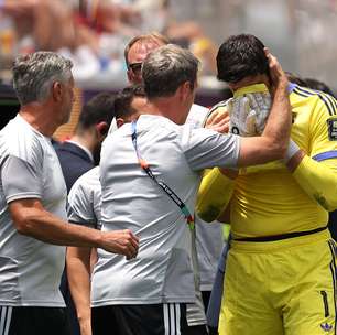 Goleiro da Bélgica, Courtois, deixa campo chorando após sentir a coxa em duelo contra a Espanha; veja