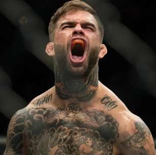 Vídeo: Ex-campeão parte para trocação franca e acaba nocauteado no UFC 329