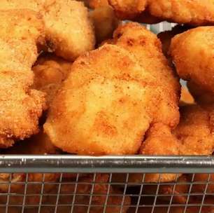 Petisco de frango crocante e delicioso com um molho prático, ideal para a hora do lanche