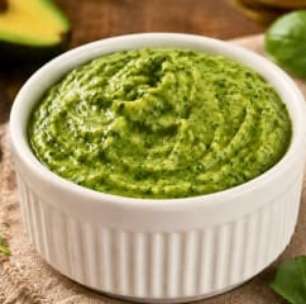 Molho pesto de avocado cremoso e fácil: aprenda a fazer