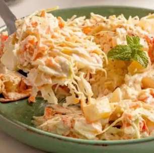 Salada detox de repolho com cenoura crocante e saudável, para ajudar você a desinchar e perder peso rápido