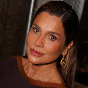 Flávia Alessandra prova elegância do marrom com look em dois tons para festa de revista