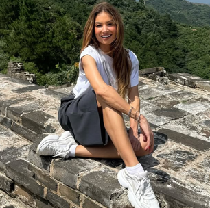 Patrícia Poeta aposta em 'tênis feio' e gravata para mala de viagem da China