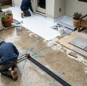 Transformar uma laje em terraço exige refazer caimento e impermeabilização antes que a área de lazer molhe o teto de baixo