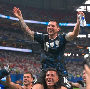 Messi é carregado nos ombros e celebrado por time após vitória da Argentina contra a Inglaterra