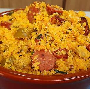 Farofa de cuscuz super úmida e temperada com bacon e linguiça, um acompanhamento delicioso