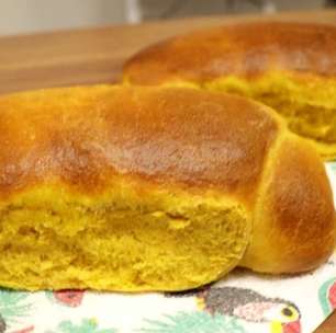 Pão caseiro de cenoura feito com praticidade na airfryer com uma massa super fofinha e deliciosa