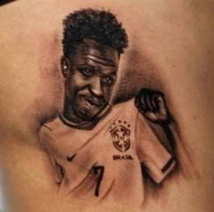 Influenciadora diz que se arrependeu de tatuagem em homenagem a Vini Jr