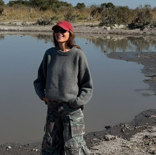 De calça cargo a tons terrosos: veja 4 looks da mala de viagem da Sasha pela África