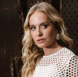 Angélica prova ar fashion do look branco com vestido de tricô de R$ 1,2 mil e cinto de corda