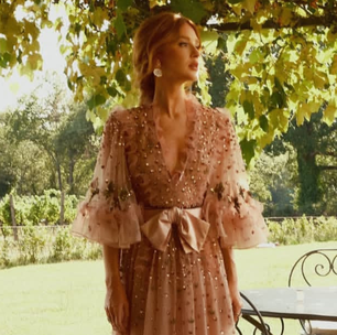 Marina Ruy Barbosa usa look romântico com bolsa em formato de gato de R$ 30 mil em casamento na França