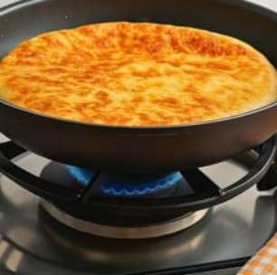 Pão de queijo de frigideira - fácil com 3 ingredientes