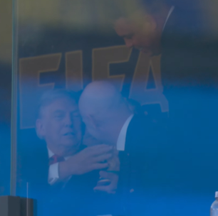 Ronaldo leva taça para Trump em camarote de final da Copa do Mundo
