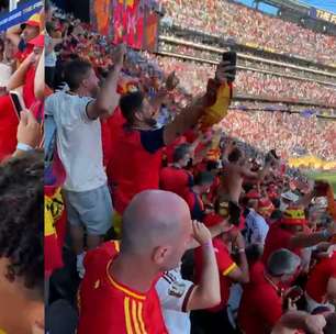 Abraços, emoção: a festa dos torcedores espanhóis no estádio após o título da Copa do Mundo