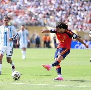 Cucurella pede ideias para tatuar rosto do técnico da Espanha: "Tem que ser visível"