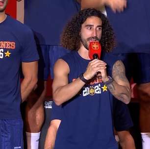 Cucurella canta em festa da Espanha música viral criada por torcedores com provocação a Haaland