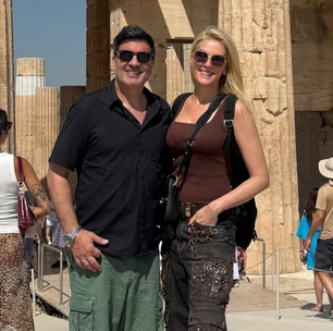 Com Edu Guedes, Ana Hickmann viaja para Grécia e aposta em marrom e calça cargo
