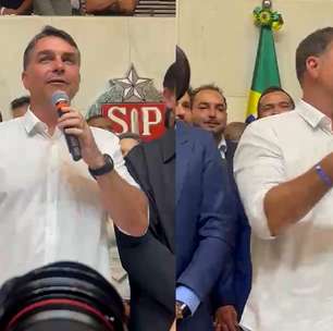Flávio Bolsonaro recorda trajetória na política ao ser festejado em convenção com Tarcísio e Derrite em SP